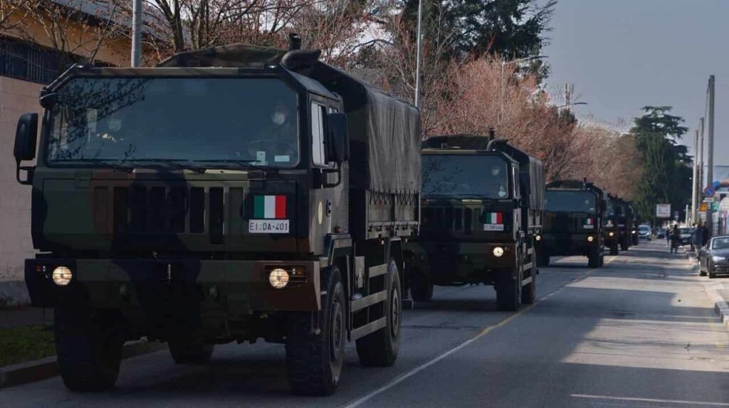 I camion dell'esercito usati per portare le bare al cimitero di Bergamo nel marzo 2020, inchiesta sul Covid