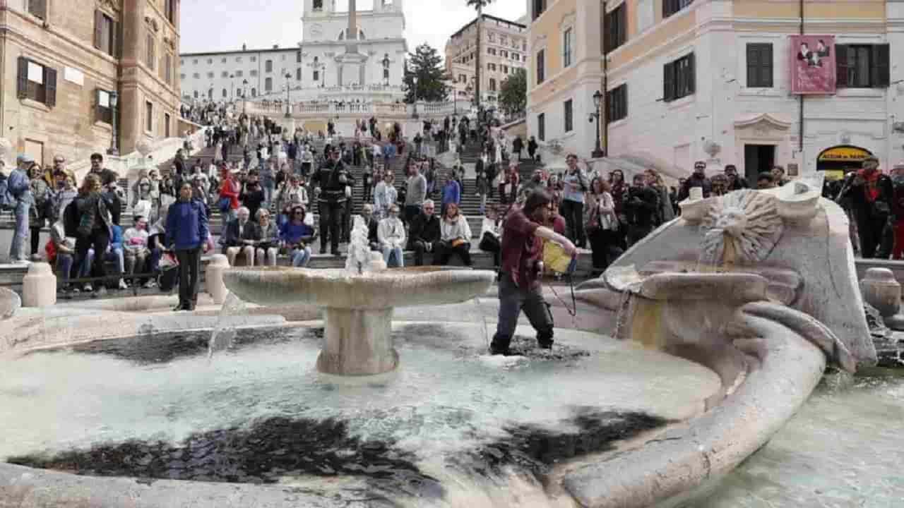 Ambientalismo, Ambientalisti imbrattano la Barcaccia a Roma
