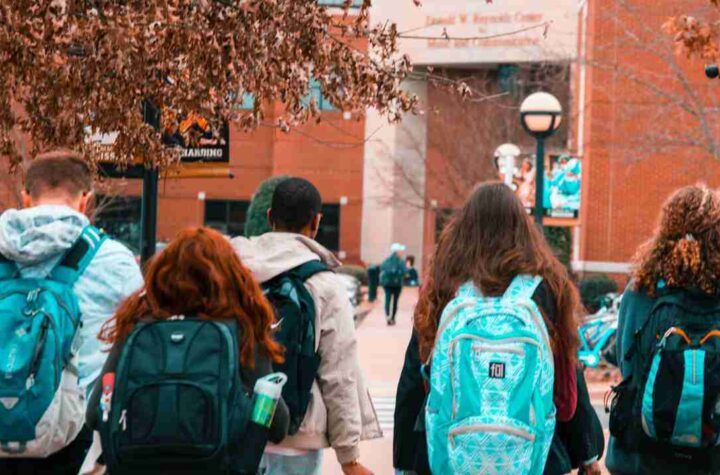 Studenti di spalle_Foto di Stanley Morales httpswww.pexels.com