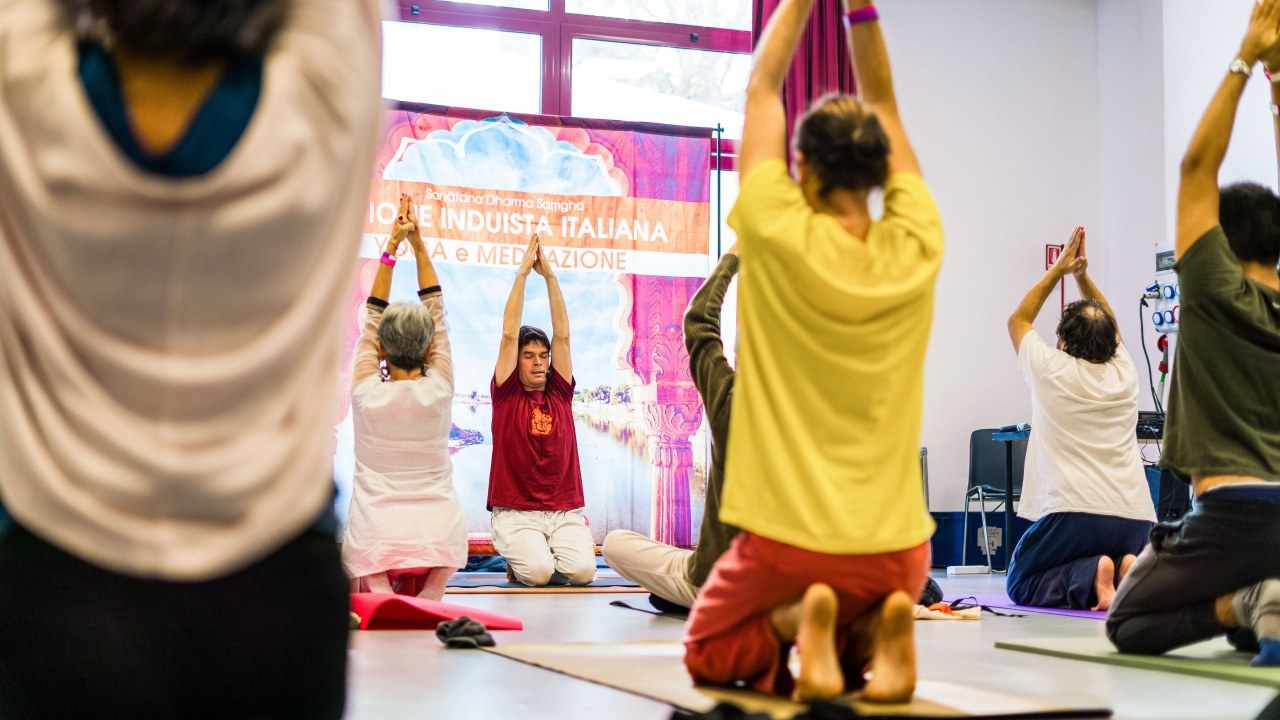 Persone in posizioni yoga
