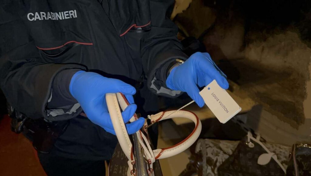 Carabinieri, recupero refurtiva boutique Valentino - Louis Vuitton a Roma