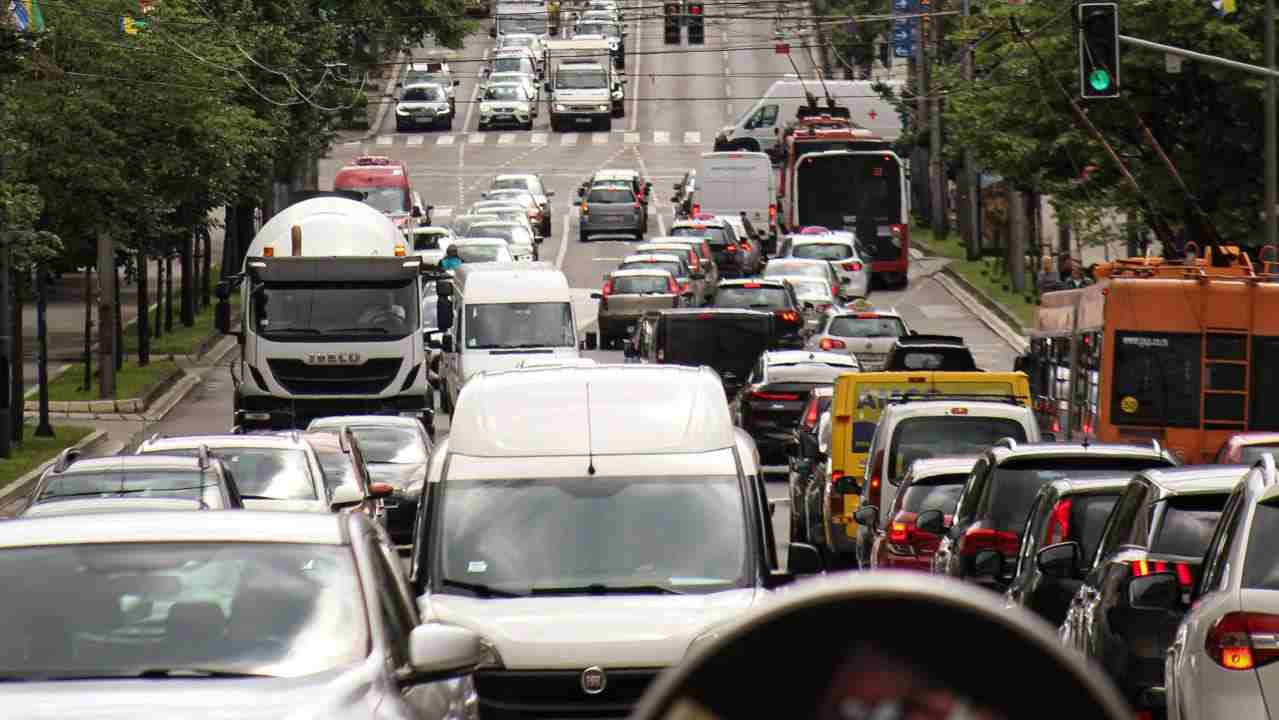 Traffico_grande esodo_pexels-seriousam