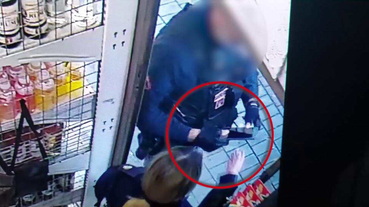 Screenshot video poliziotto intasca 20 euro