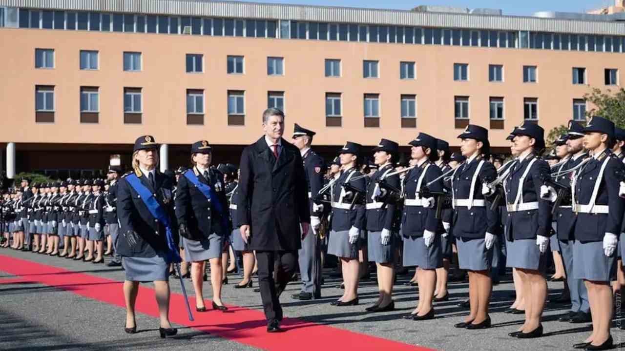 polizia di Stato, il capo della Polizia sfila davanti le agenti