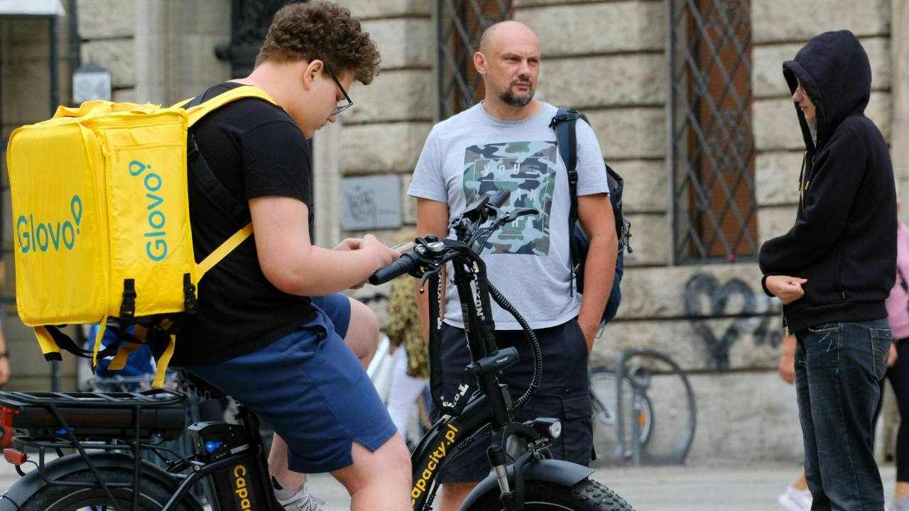 Rider Glovo pexels, szafran