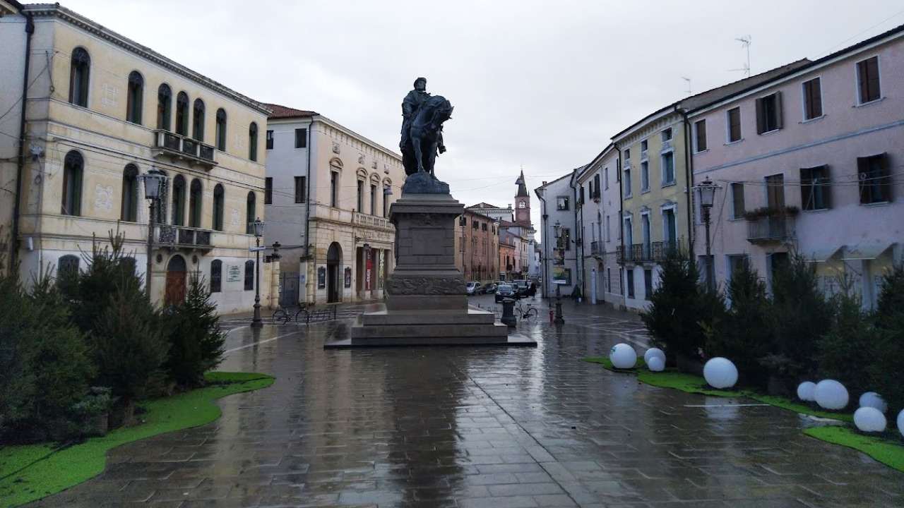 Rovigo, Piazza Garibaldi e il Teatro
